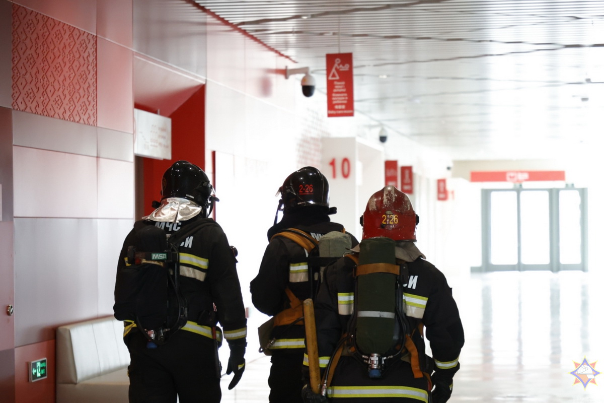 МЧС отработало тушение пожара после "взрыва" в минском центре олимпийской подготовки