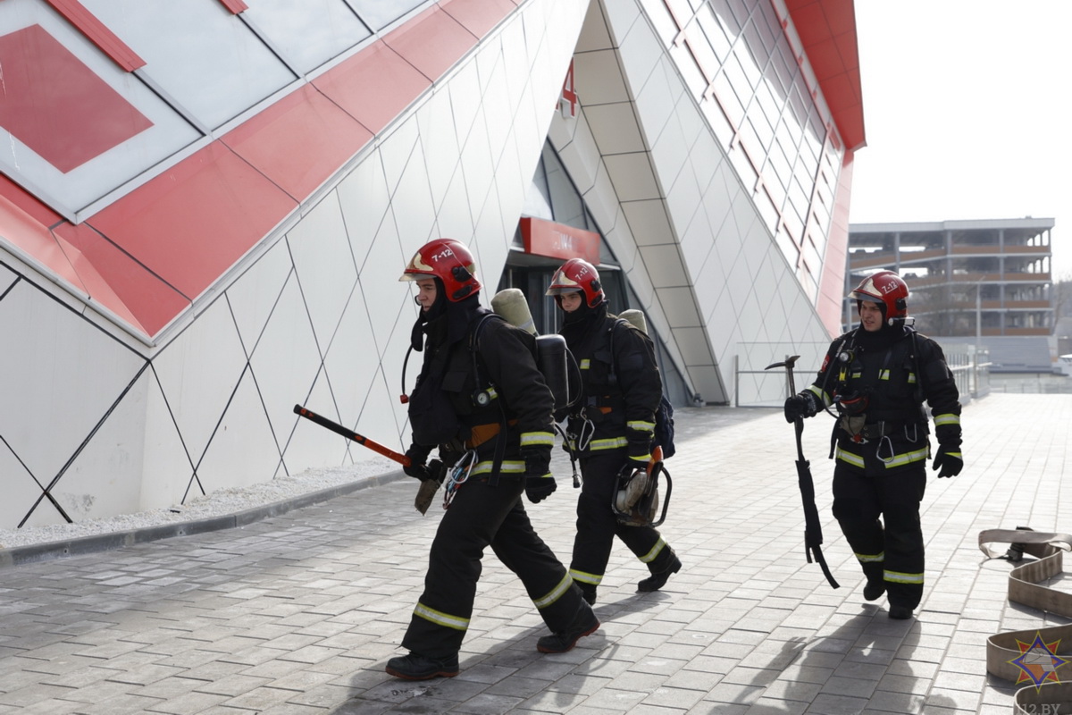 МЧС отработало тушение пожара после "взрыва" в минском центре олимпийской подготовки