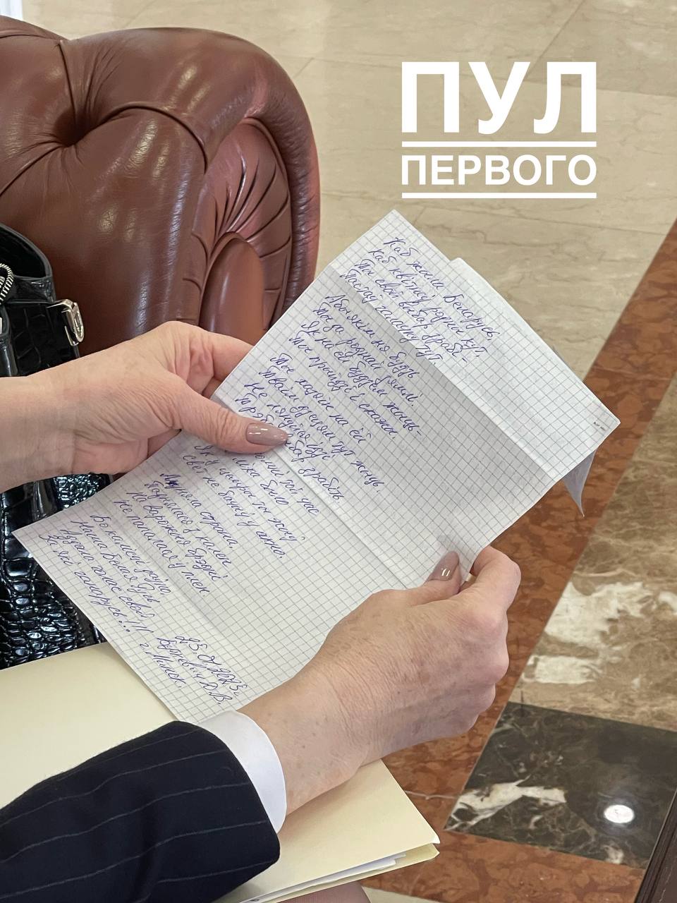 Кочанова принесла Лукашенко предвыборный стих про страну, поднявшуюся с колен