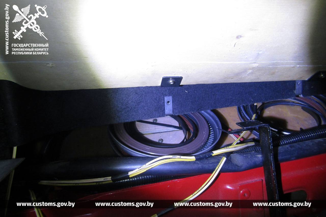 Беларус пытался спрятать от таможни запчасти. Фирме грозит конфискация автомобиля