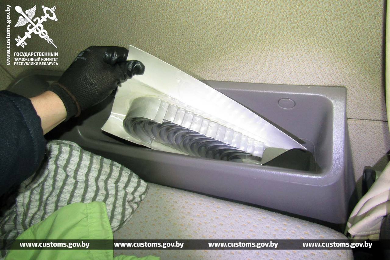 Беларус пытался спрятать от таможни запчасти. Фирме грозит конфискация автомобиля