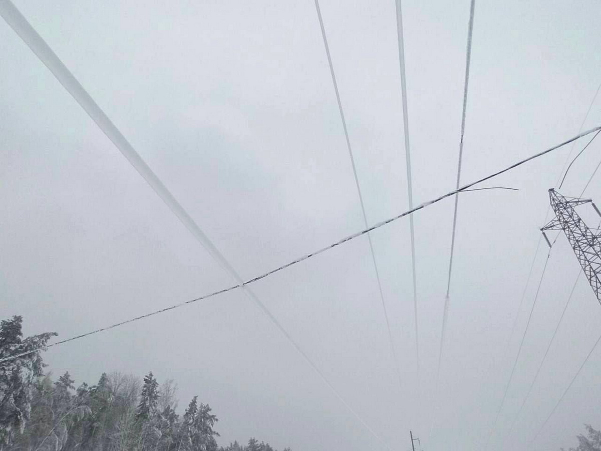 В 193 населенных пунктах Беларуси продолжают восстанавливать электричество