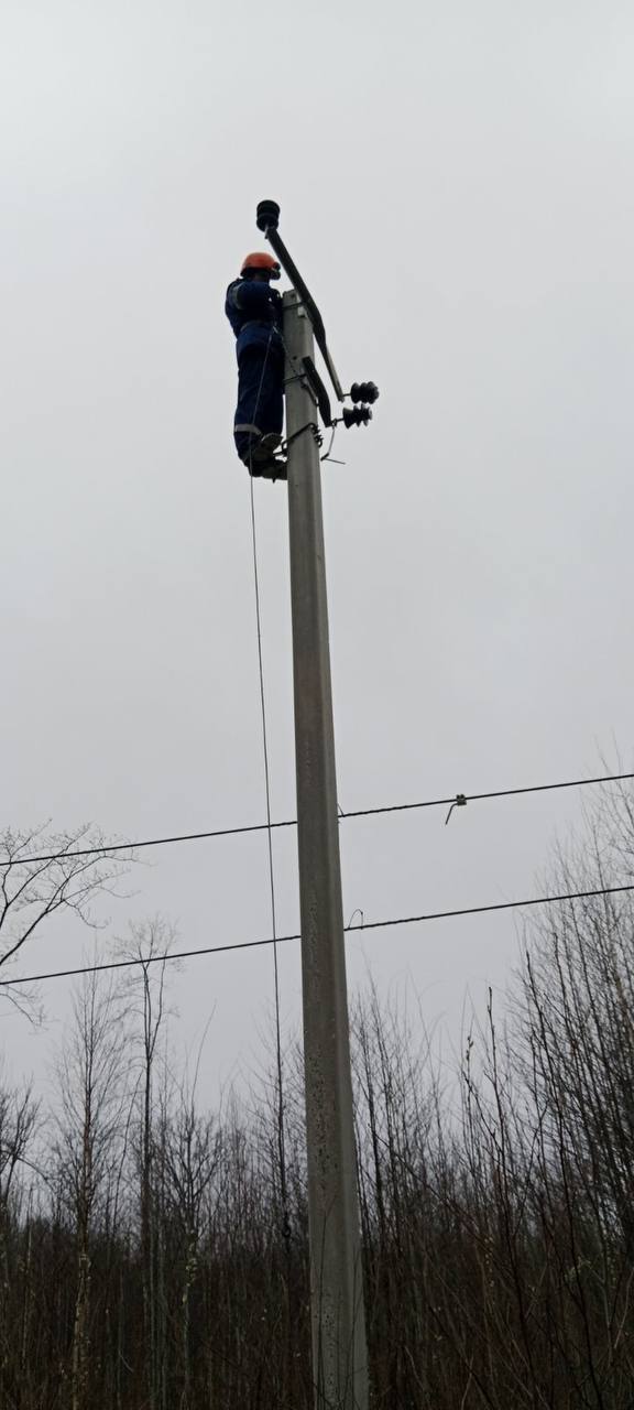 В 193 населенных пунктах Беларуси продолжают восстанавливать электричество