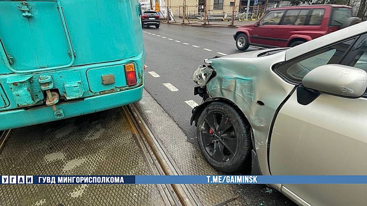 Легковушка влетела в трамвай в Минске