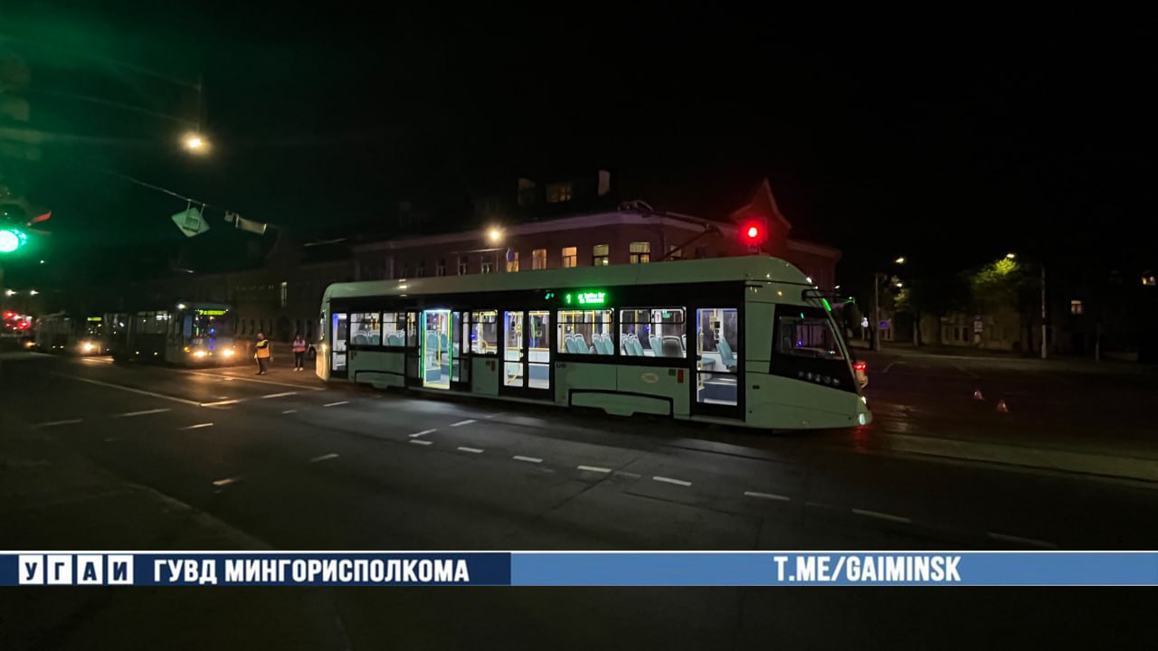Нетрезвые пешеходы попали под трамвай в Минске