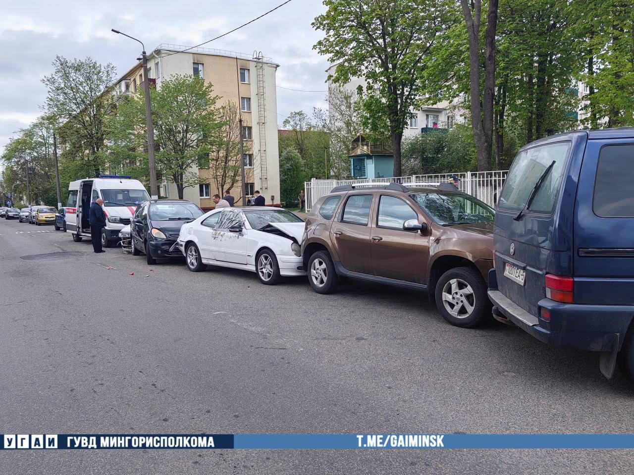 Скорая врезалась в припаркованные автомобили в Минске
