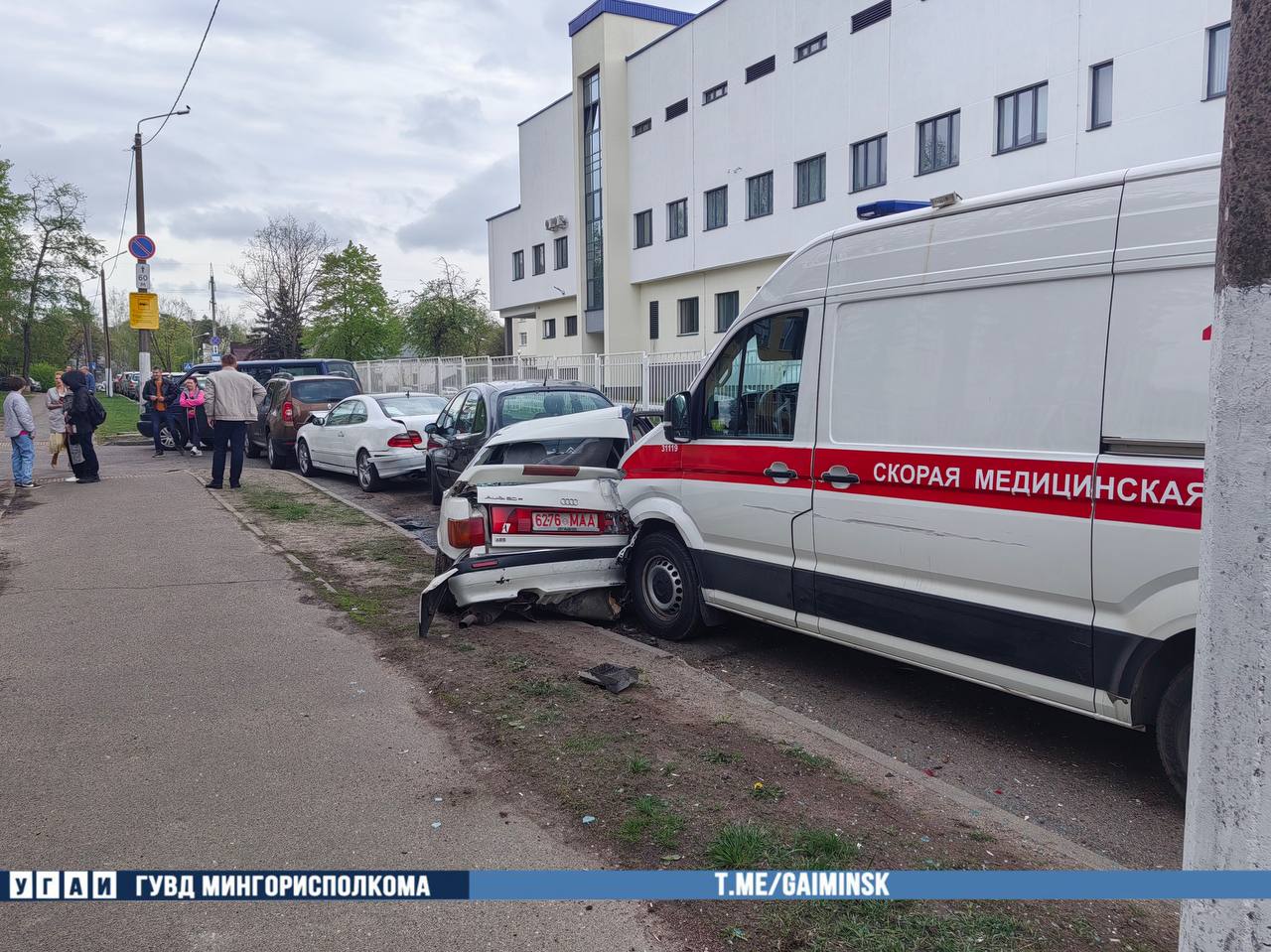 Скорая врезалась в припаркованные автомобили в Минске