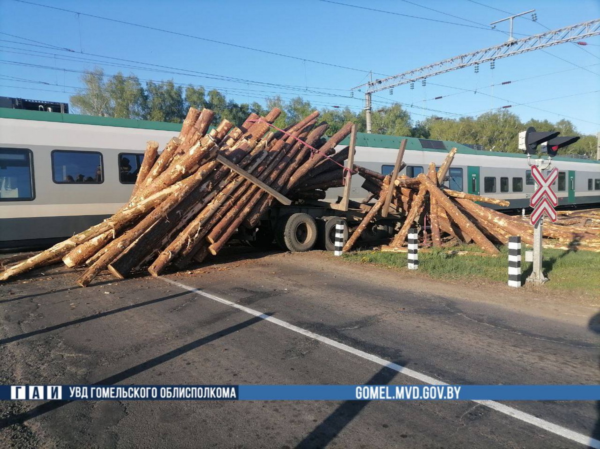 Стали известны подробности аварии с участием поезда и лесовоза