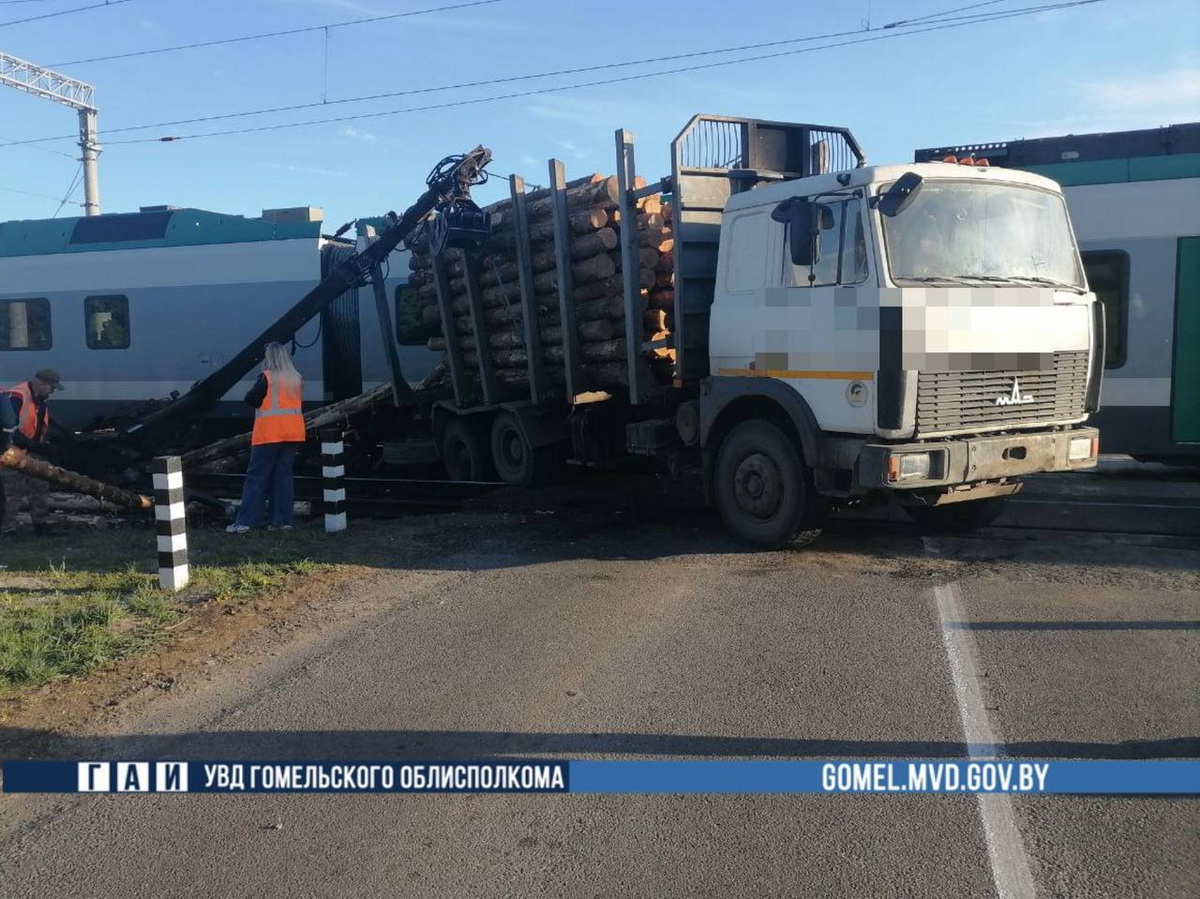Стали известны подробности аварии с участием поезда и лесовоза