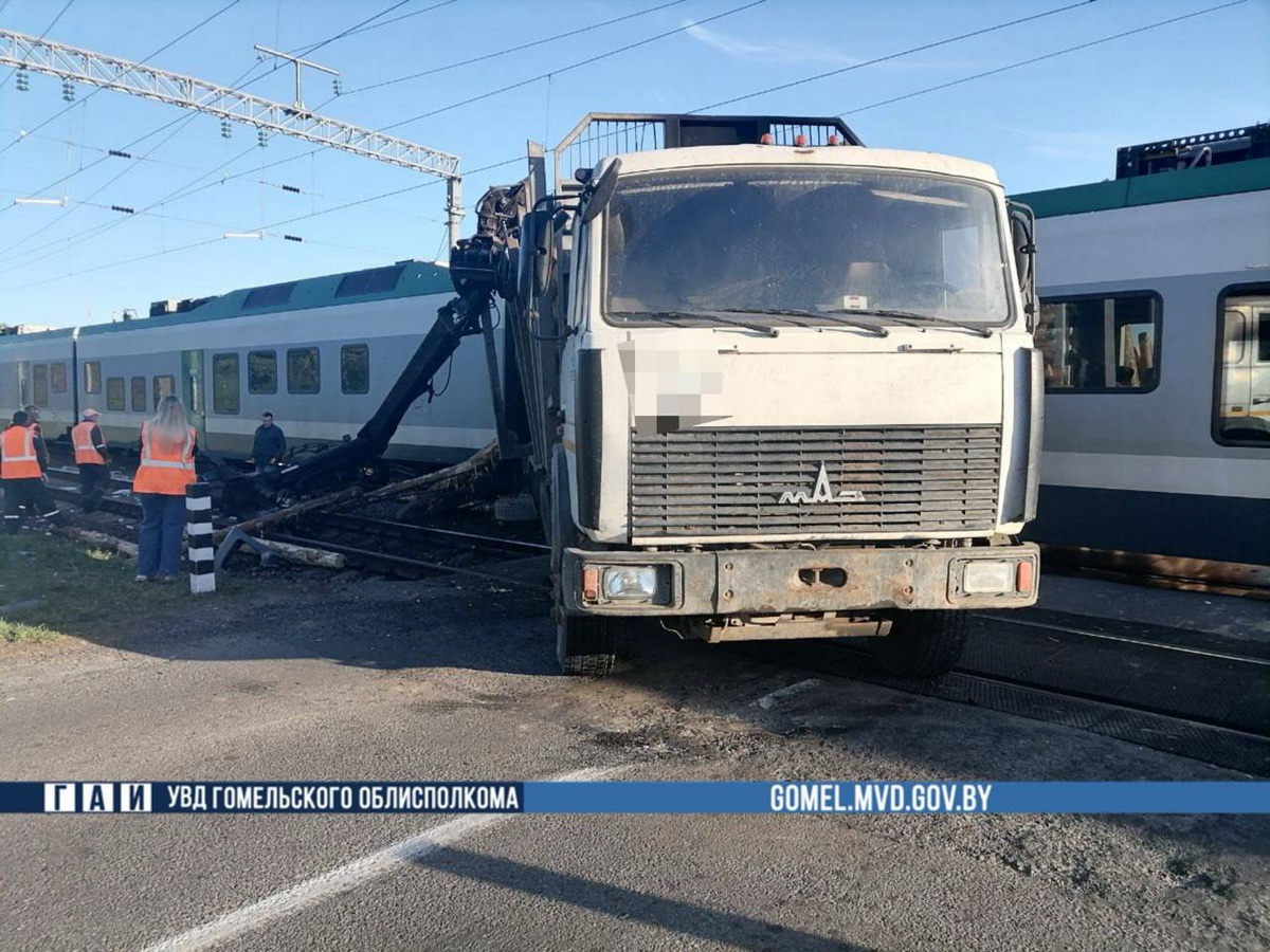 Стали известны подробности аварии с участием поезда и лесовоза