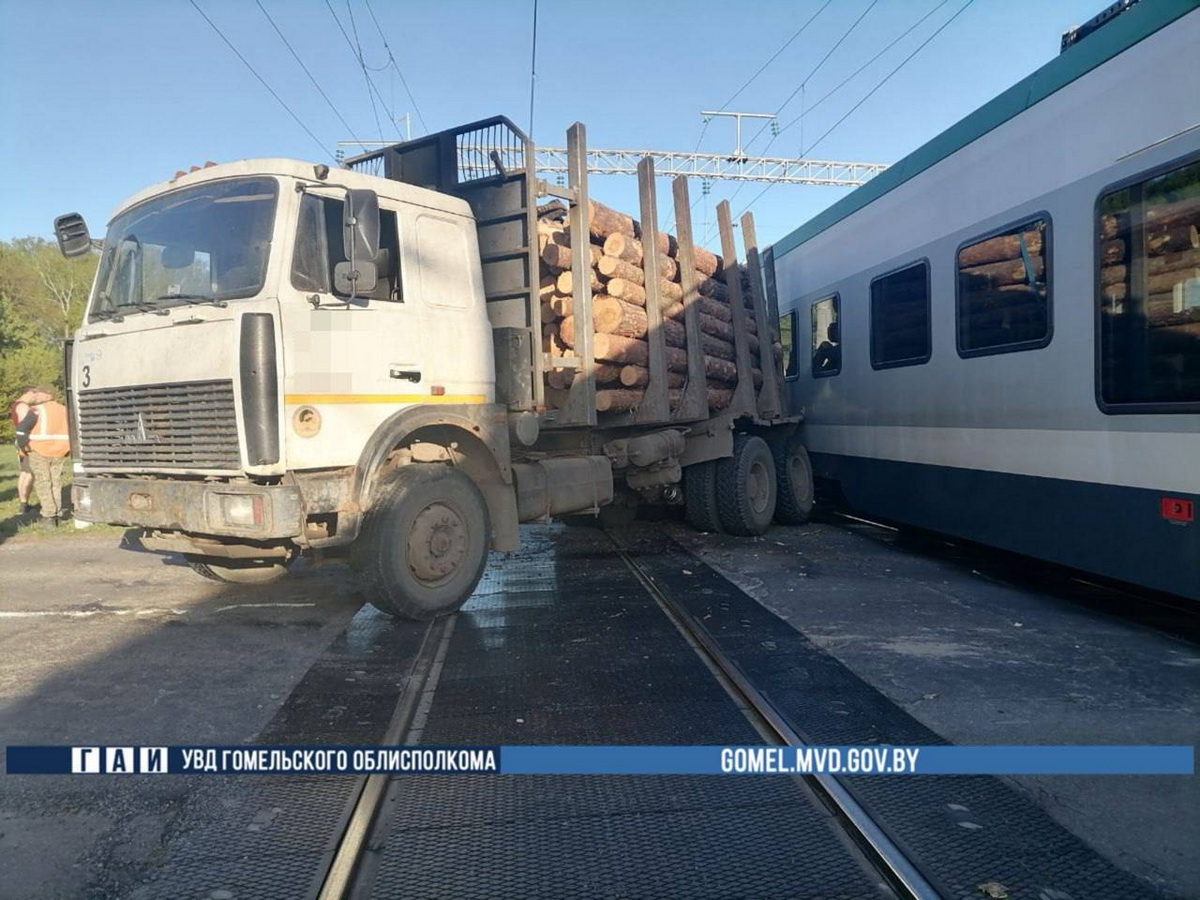 Стали известны подробности аварии с участием поезда и лесовоза