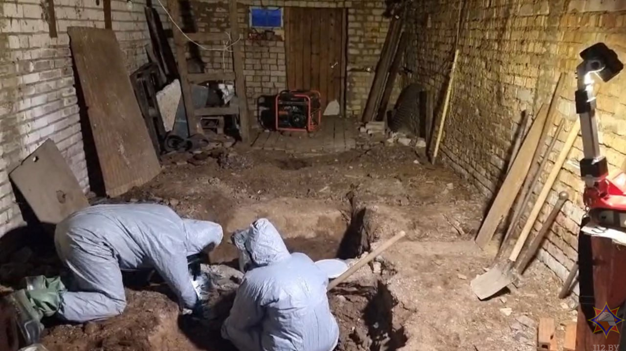 Житель Минского района копал яму в гараже и нашел ртуть