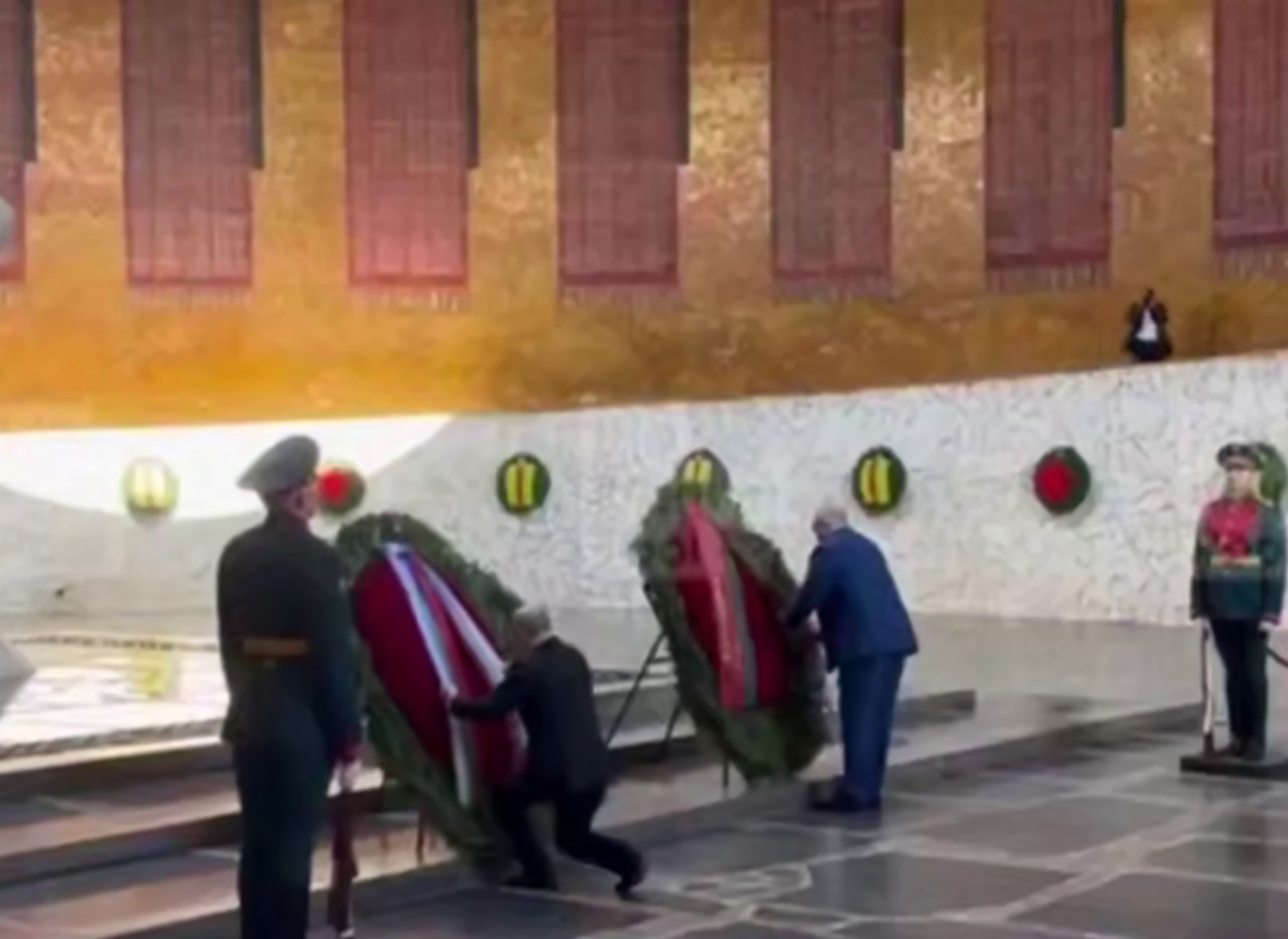 Лукашенко с трудом возложил цветы в Волгограде