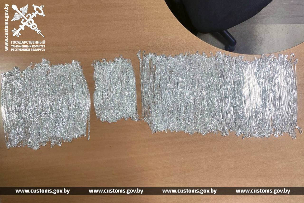 Водители пытались провезти через границу 3,7 кг серебряных цепочек в обуви