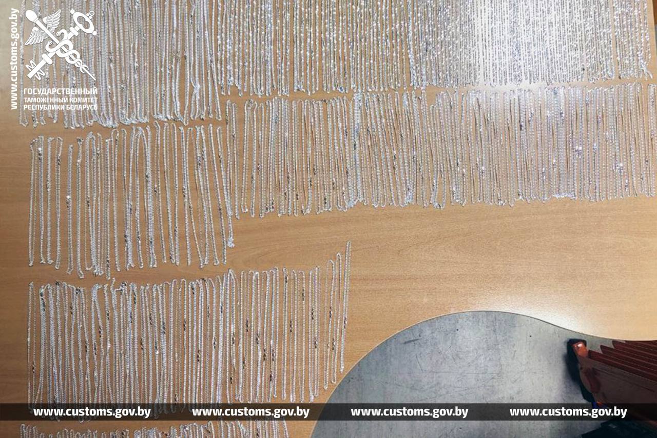 Водители пытались провезти через границу 3,7 кг серебряных цепочек в обуви