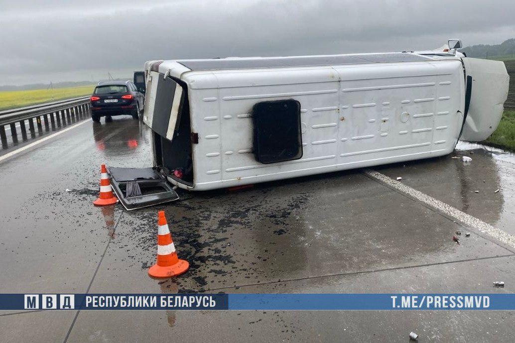 Маршрутка перевернулась под Смолевичами. Три человека госпитализированы