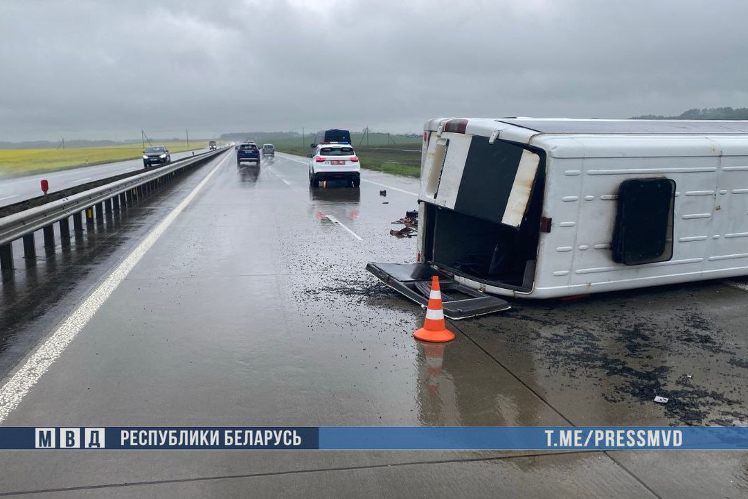 Маршрутка перевернулась под Смолевичами. Три человека госпитализированы