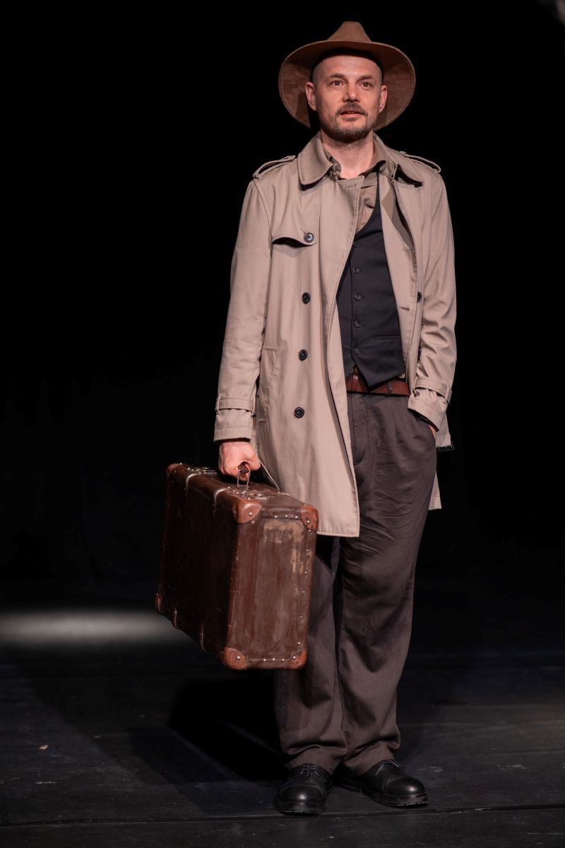 «Чалавек – проста лісток, ён памірае, падае, але дрэва расце»: рэжысёр Аляксандр Гарцуеў пра «Валізку» - новы спектакль «Купалаўцаў»