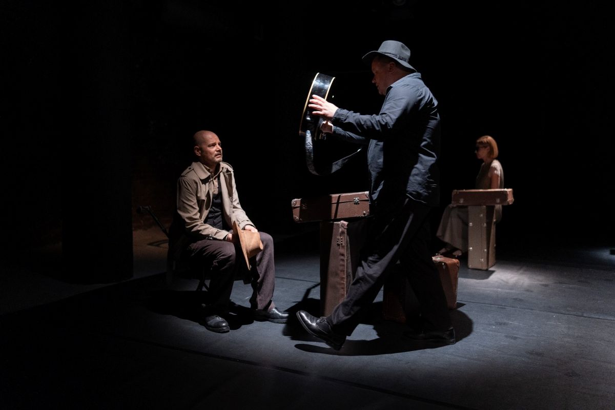 «Чалавек – проста лісток, ён памірае, падае, але дрэва расце»: рэжысёр Аляксандр Гарцуеў пра «Валізку» - новы спектакль «Купалаўцаў»