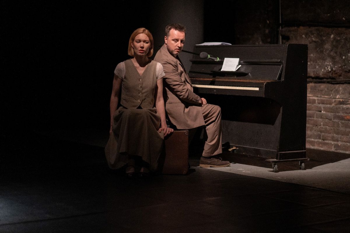 «Чалавек – проста лісток, ён памірае, падае, але дрэва расце»: рэжысёр Аляксандр Гарцуеў пра «Валізку» - новы спектакль «Купалаўцаў»