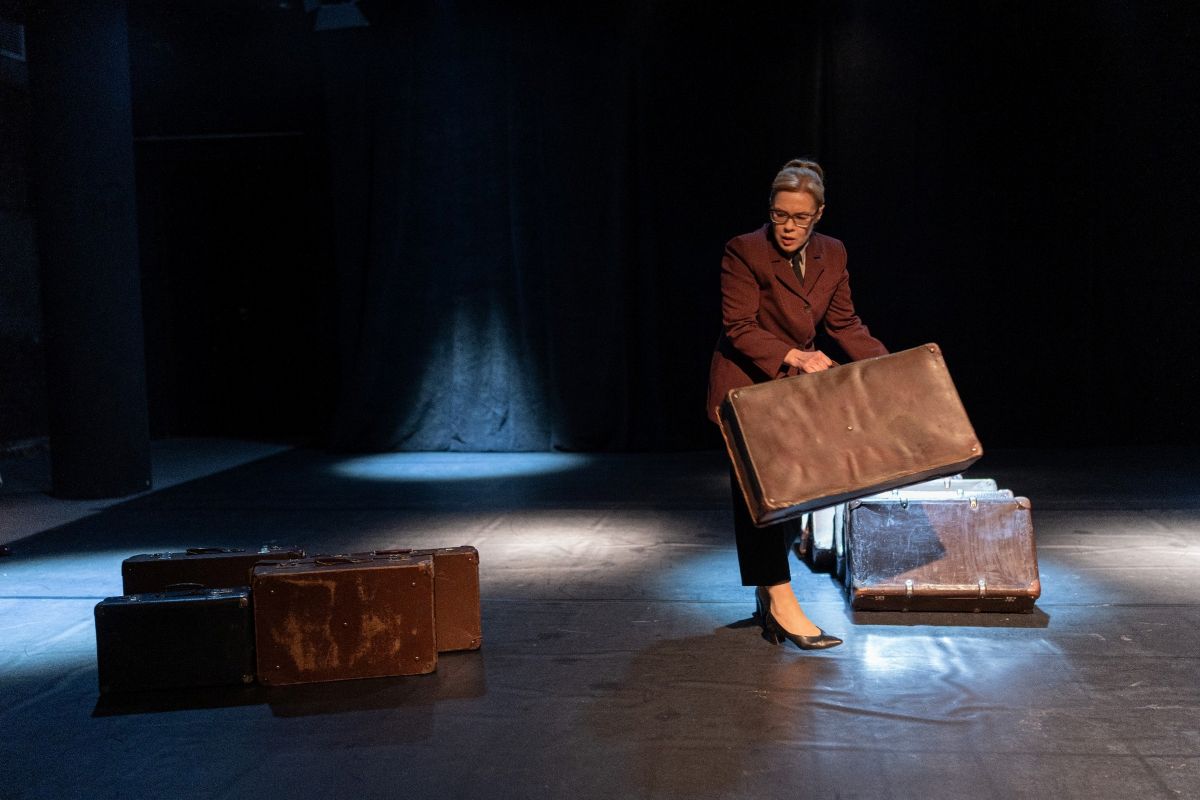 «Чалавек – проста лісток, ён памірае, падае, але дрэва расце»: рэжысёр Аляксандр Гарцуеў пра «Валізку» - новы спектакль «Купалаўцаў»