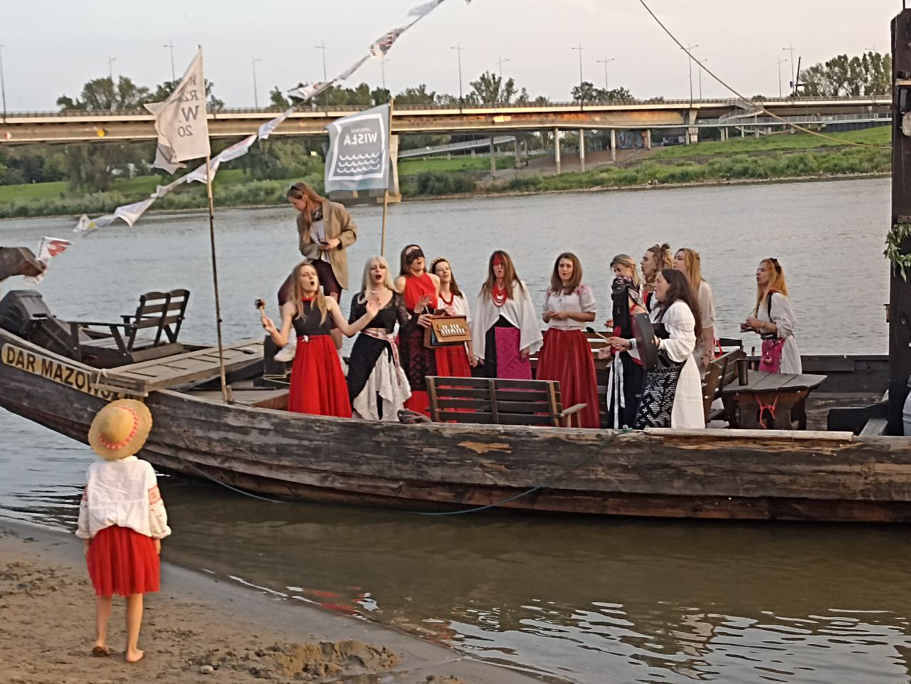 На беразе Віслы ў Варшаве беларусы адсвяткавалі Купалле - фотафакт