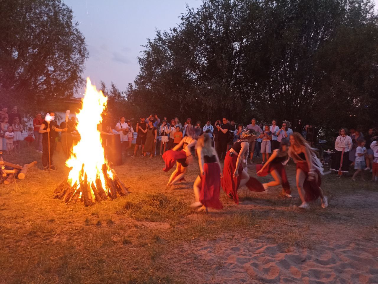 На беразе Віслы ў Варшаве беларусы адсвяткавалі Купалле - фотафакт