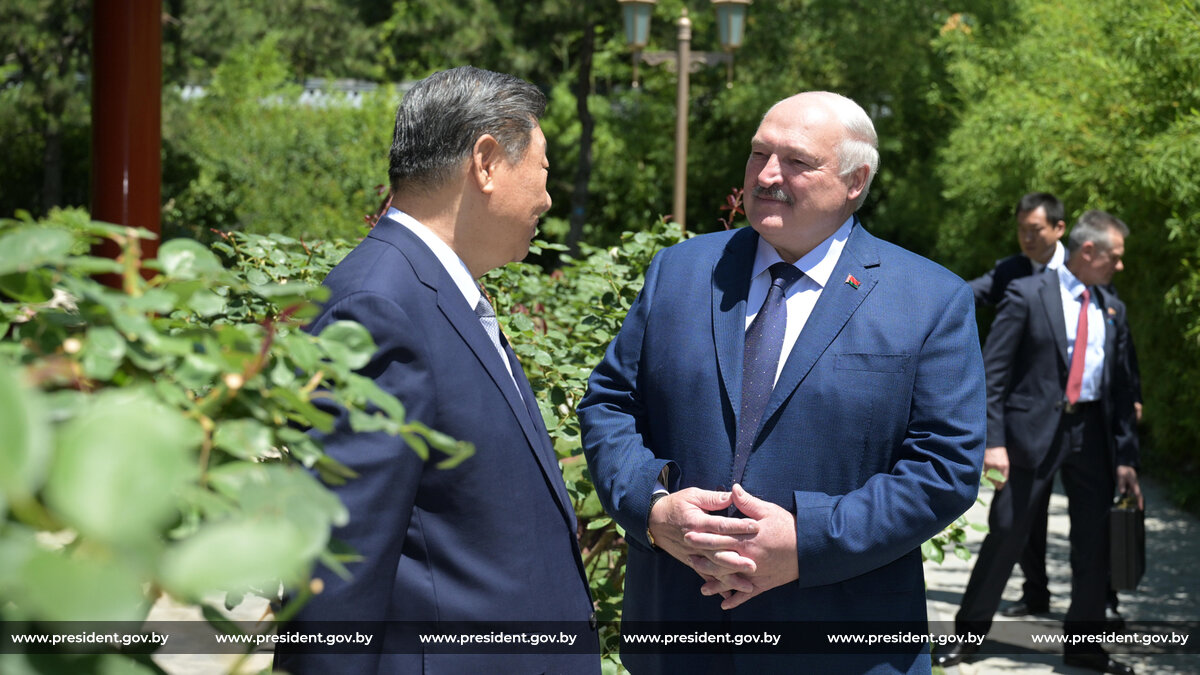 Си Цзиньпин пригласил Лукашенко на парад и саммит ШОС