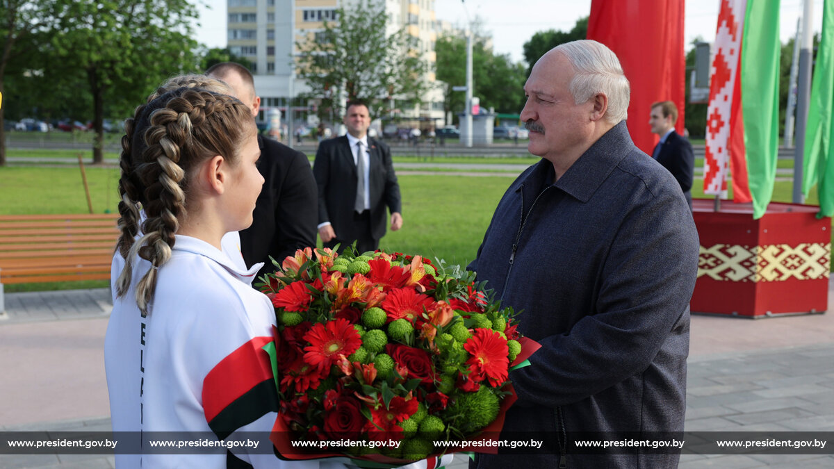 Лукашенко предложил поставить в Минске памятник Си Цзиньпину