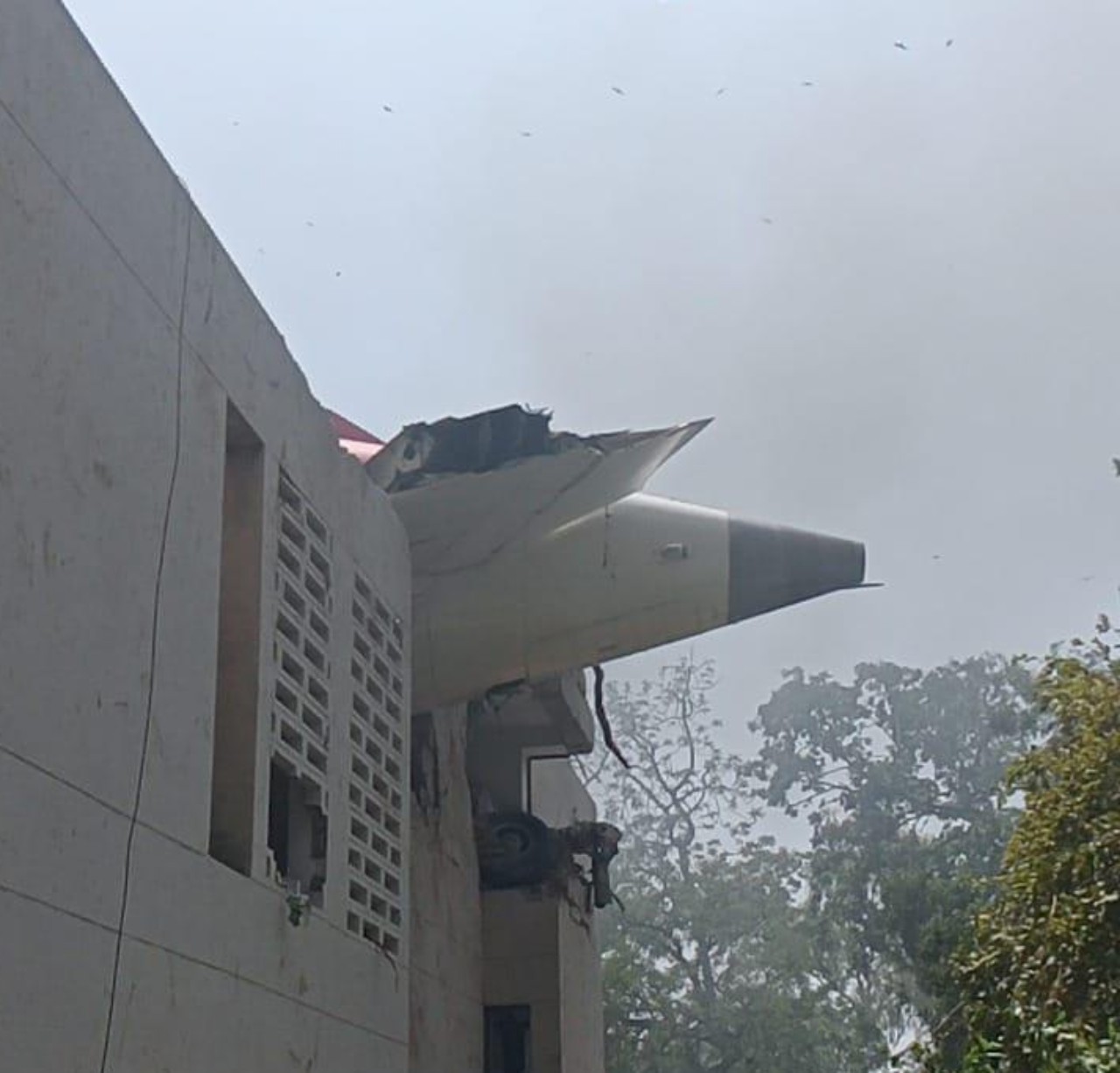 Момент крушения самолета в Индии попал на видео