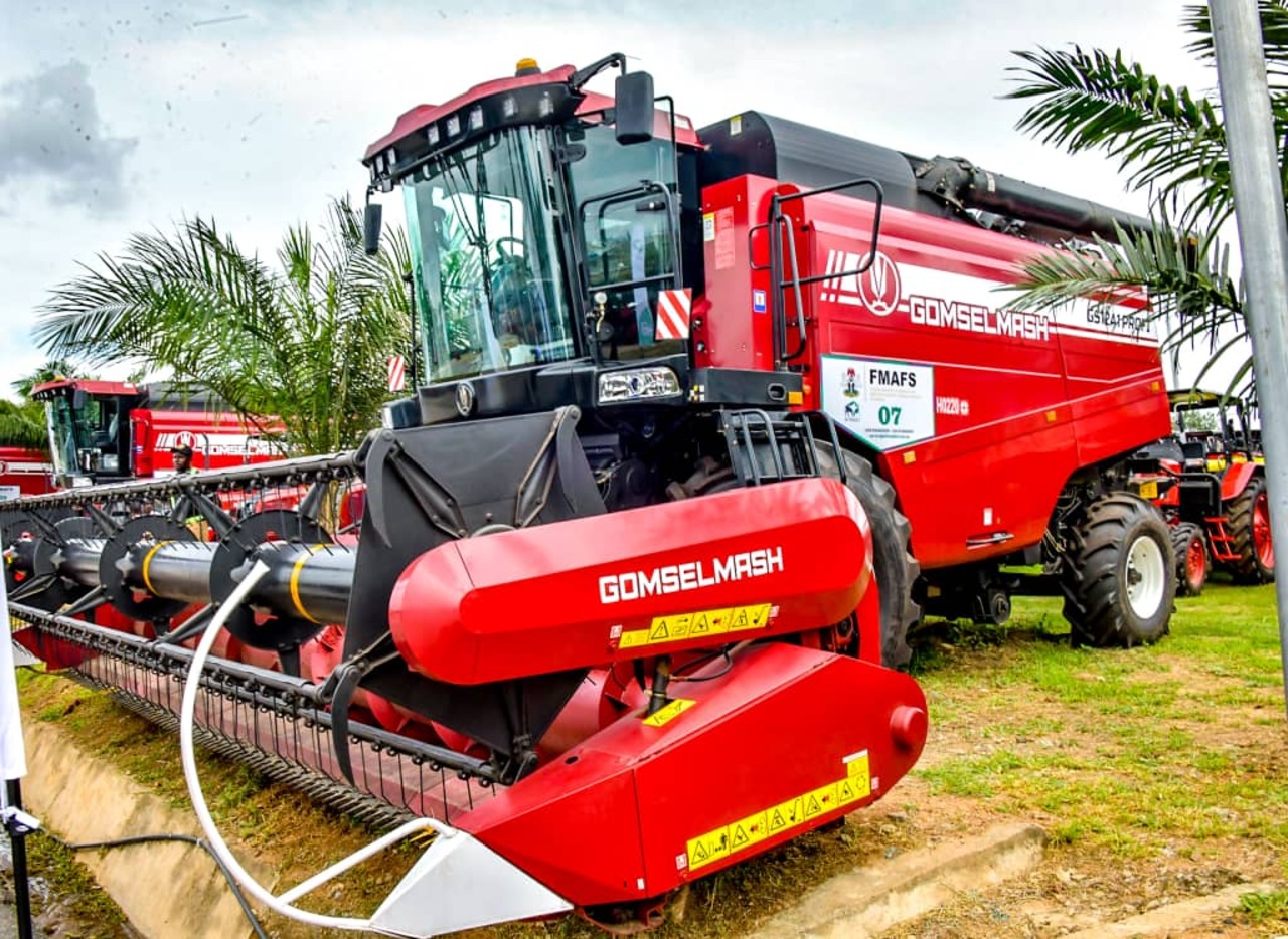 Рыженков привез в Нигерию 2000 тракторов