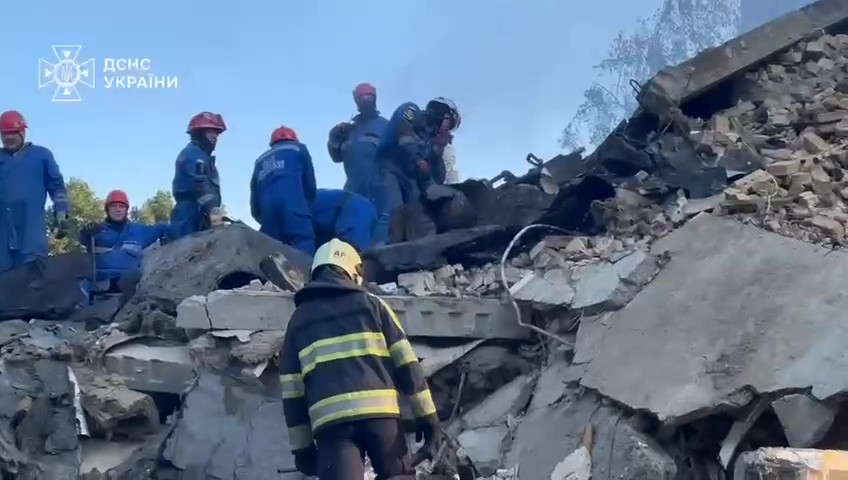 Подъезд жилого дома в Киеве разрушен в результате российского налета