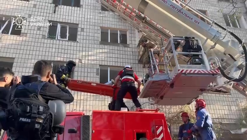 Подъезд жилого дома в Киеве разрушен в результате российского налета