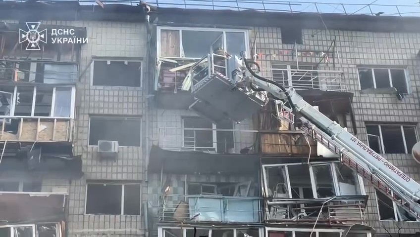 Подъезд жилого дома в Киеве разрушен в результате российского налета