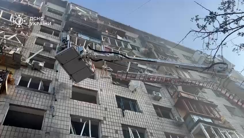 Подъезд жилого дома в Киеве разрушен в результате российского налета