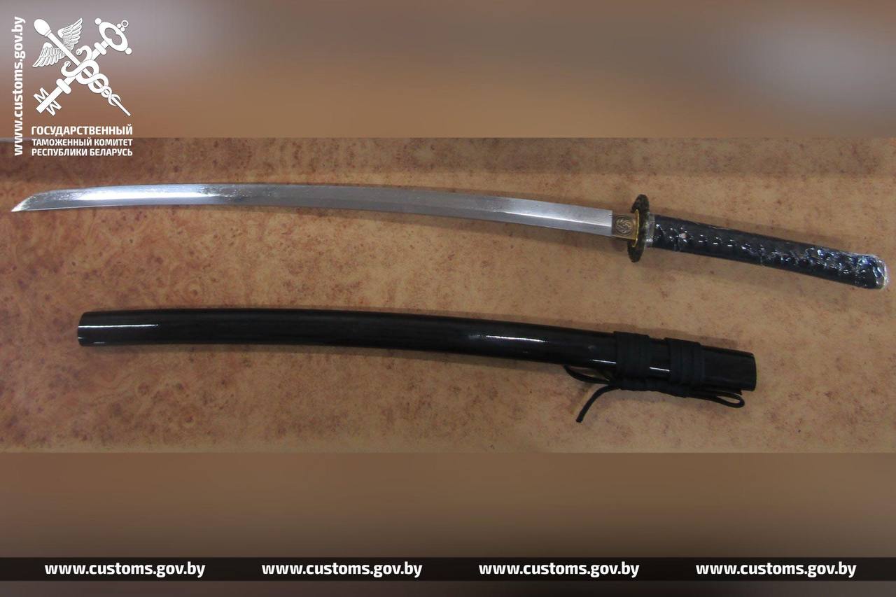 Таможенники нашли в посылках саблю, катану и дадао