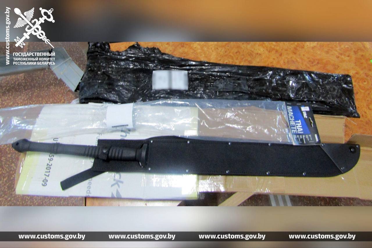 Таможенники нашли в посылках саблю, катану и дадао