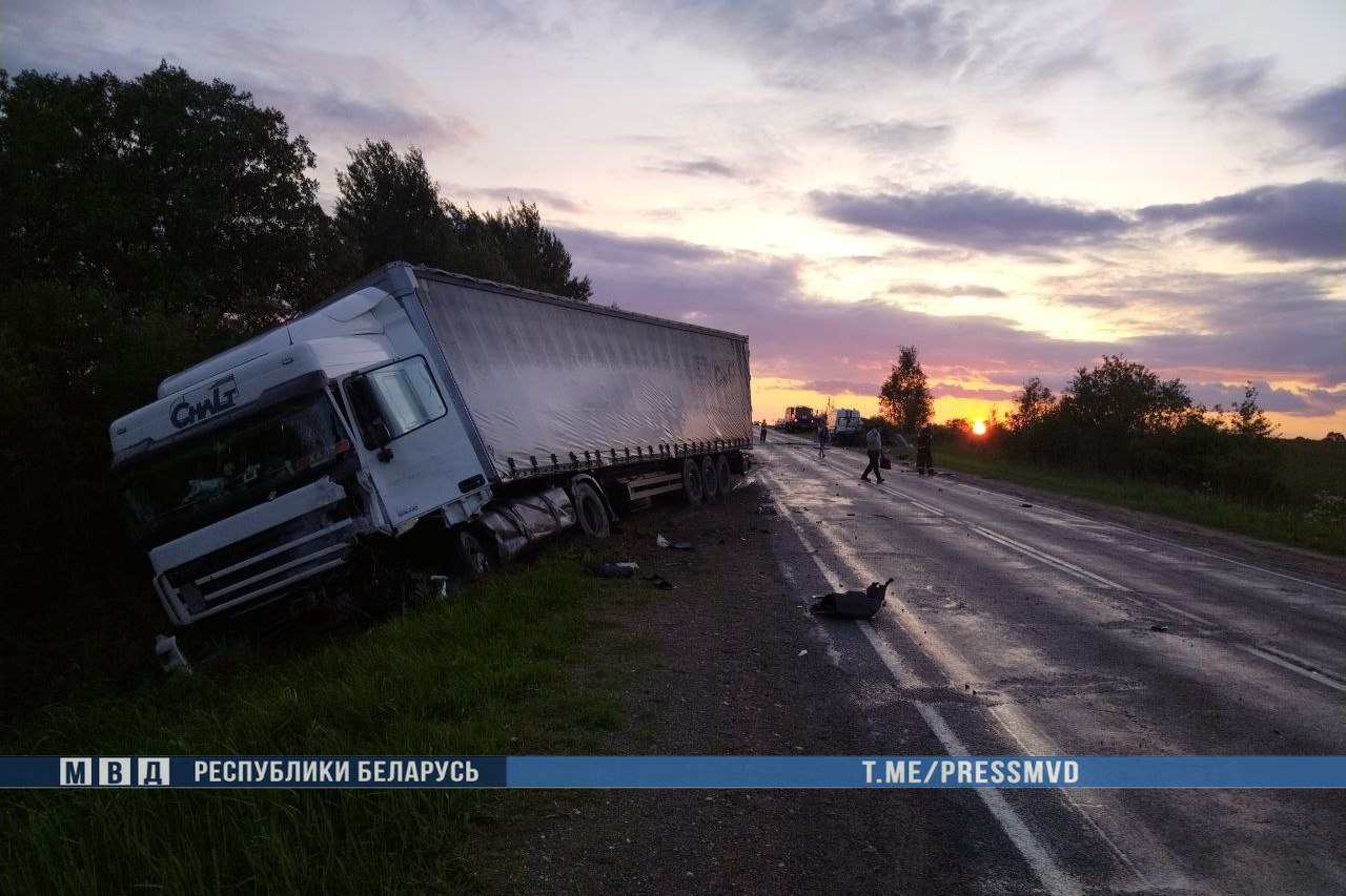 Два человека погибли в лобовом столкновении с фурой на Витебщине