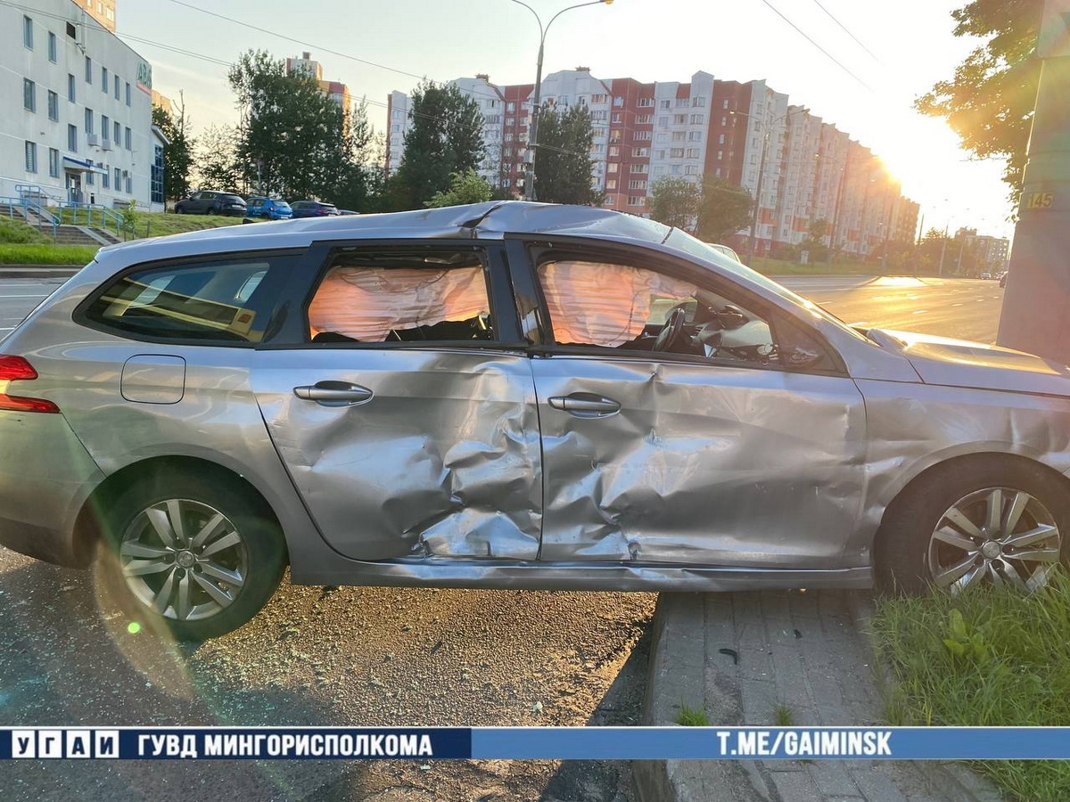 Троллейбус столкнулся с легковушкой в Минске