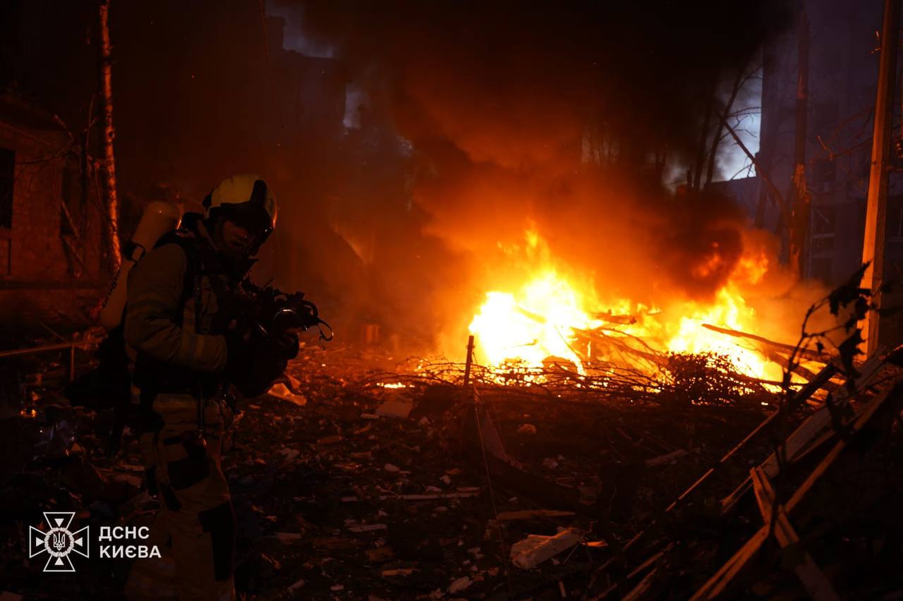 Жилой дом частично разрушен в Киеве в результате российского налета