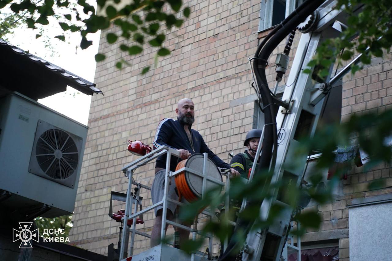 Жилой дом частично разрушен в Киеве в результате российского налета