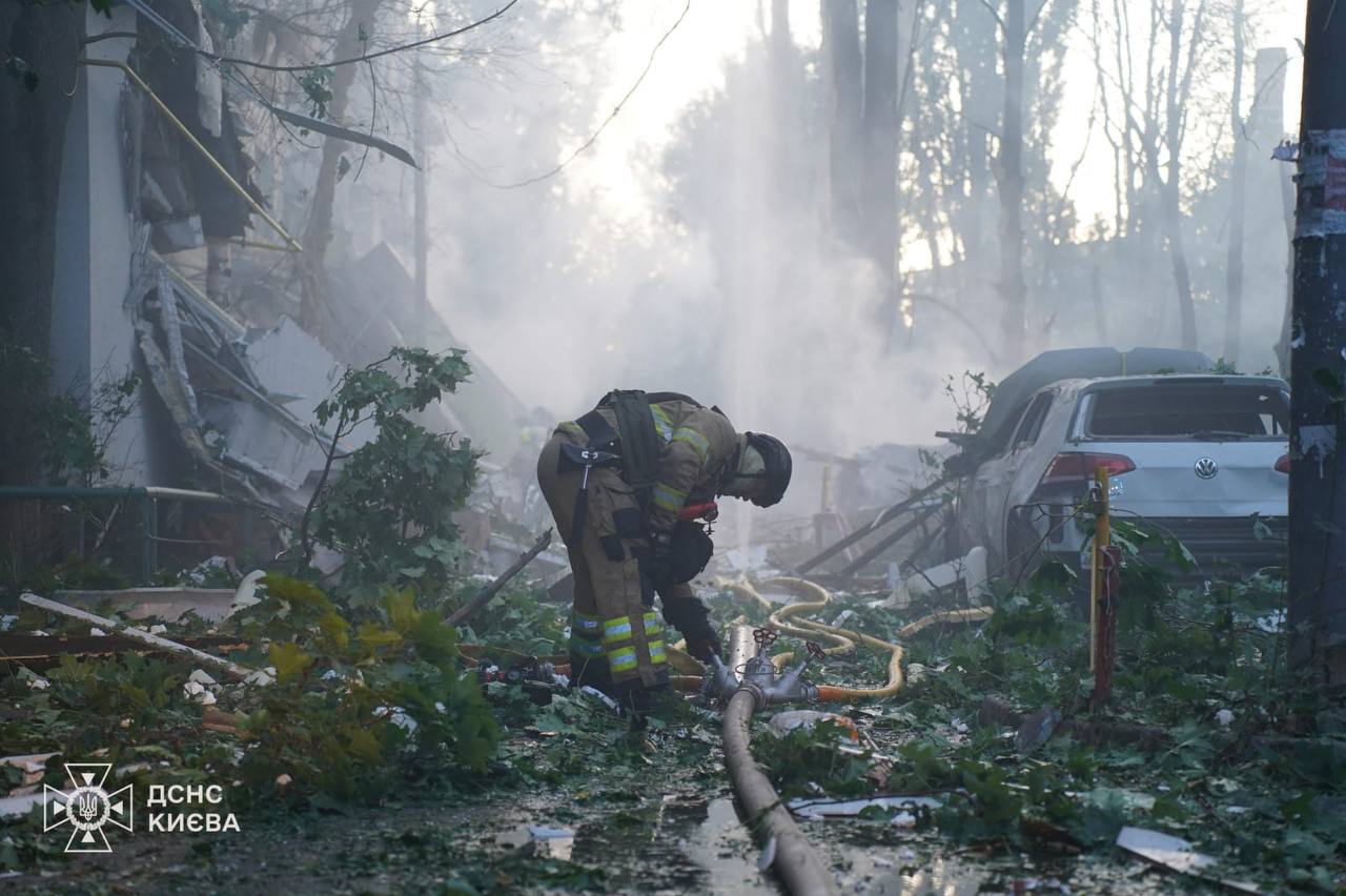 Жилой дом частично разрушен в Киеве в результате российского налета