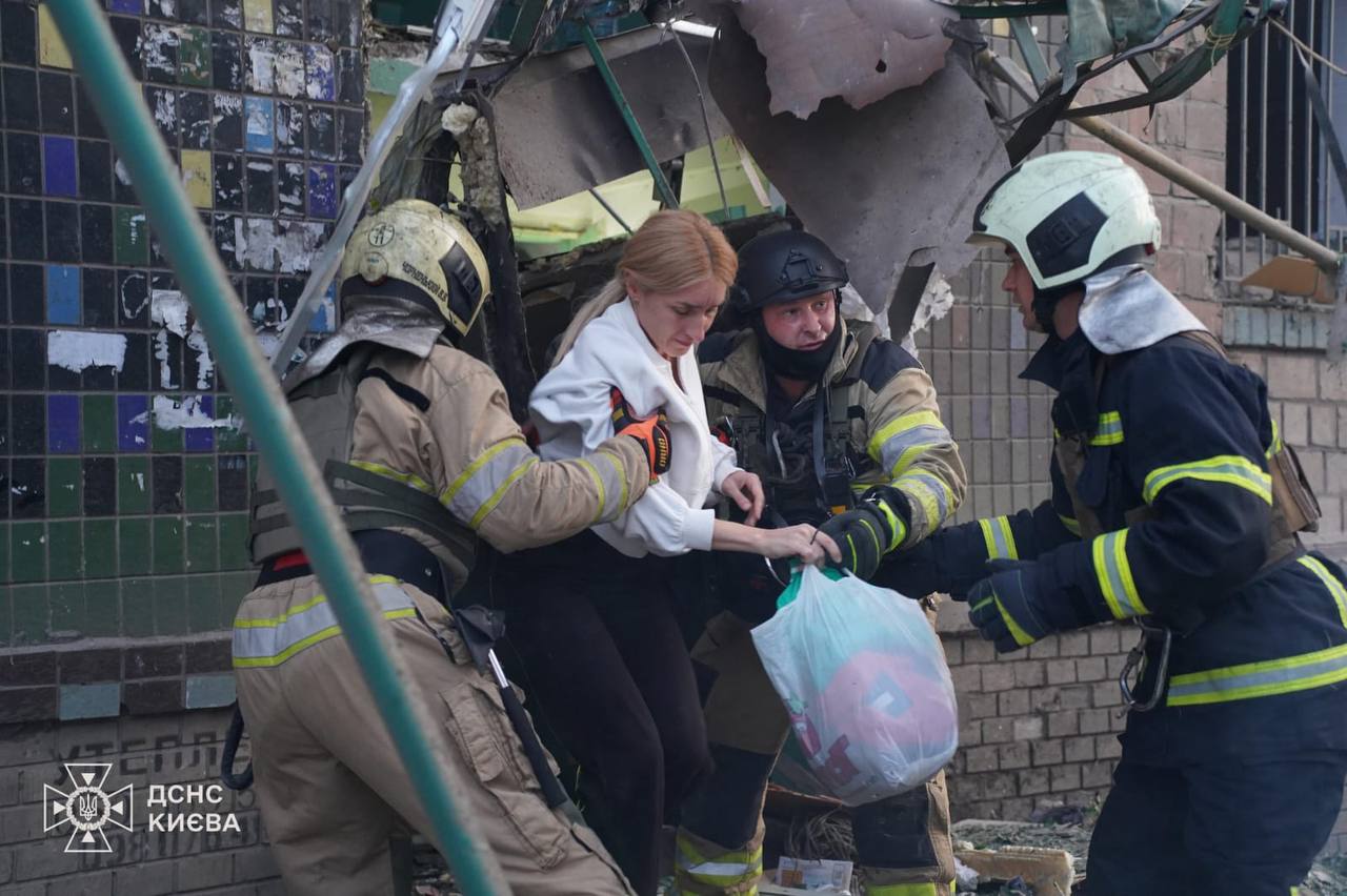 Жилой дом частично разрушен в Киеве в результате российского налета