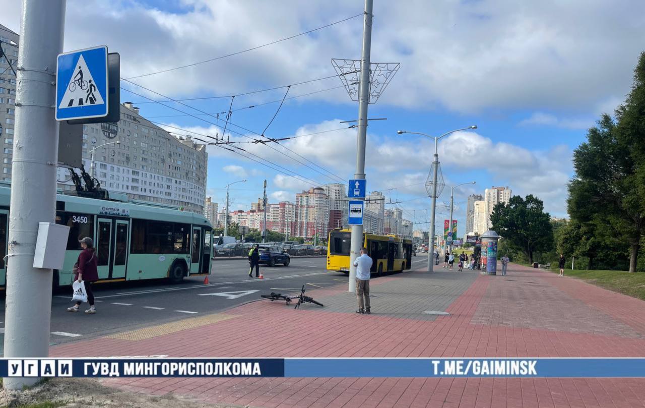 Маршрутный автобус сбил велосипедиста в Минске
