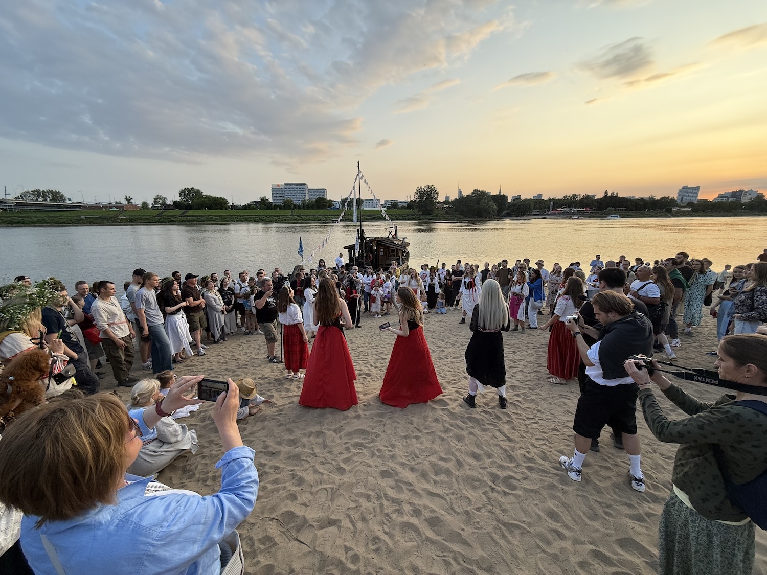 На беразе Віслы ў Варшаве беларусы адсвяткавалі Купалле - фотафакт