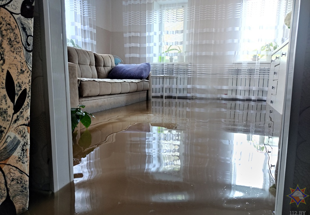 МЧС подвело итоги вчерашнего ливня. Синоптики предупреждают об "оранжевой" среде