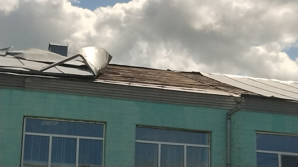 МЧС рассказало о последствиях сильного ветра в понедельник