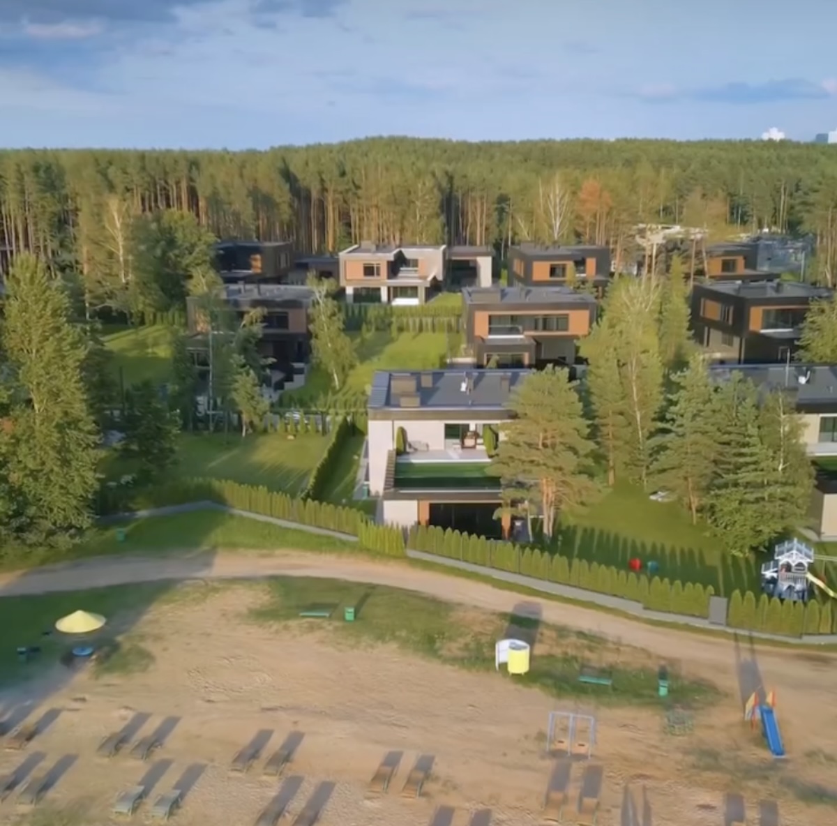 Джейсон Деруло приехал в Беларусь рекламировать коттеджный поселок под Минском?