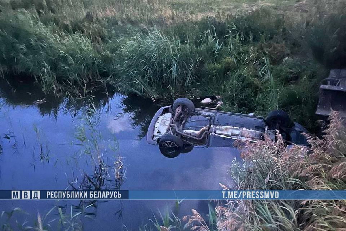 Авто упало в мелиоративный канал в Берестовицком районе. Два человека погибли