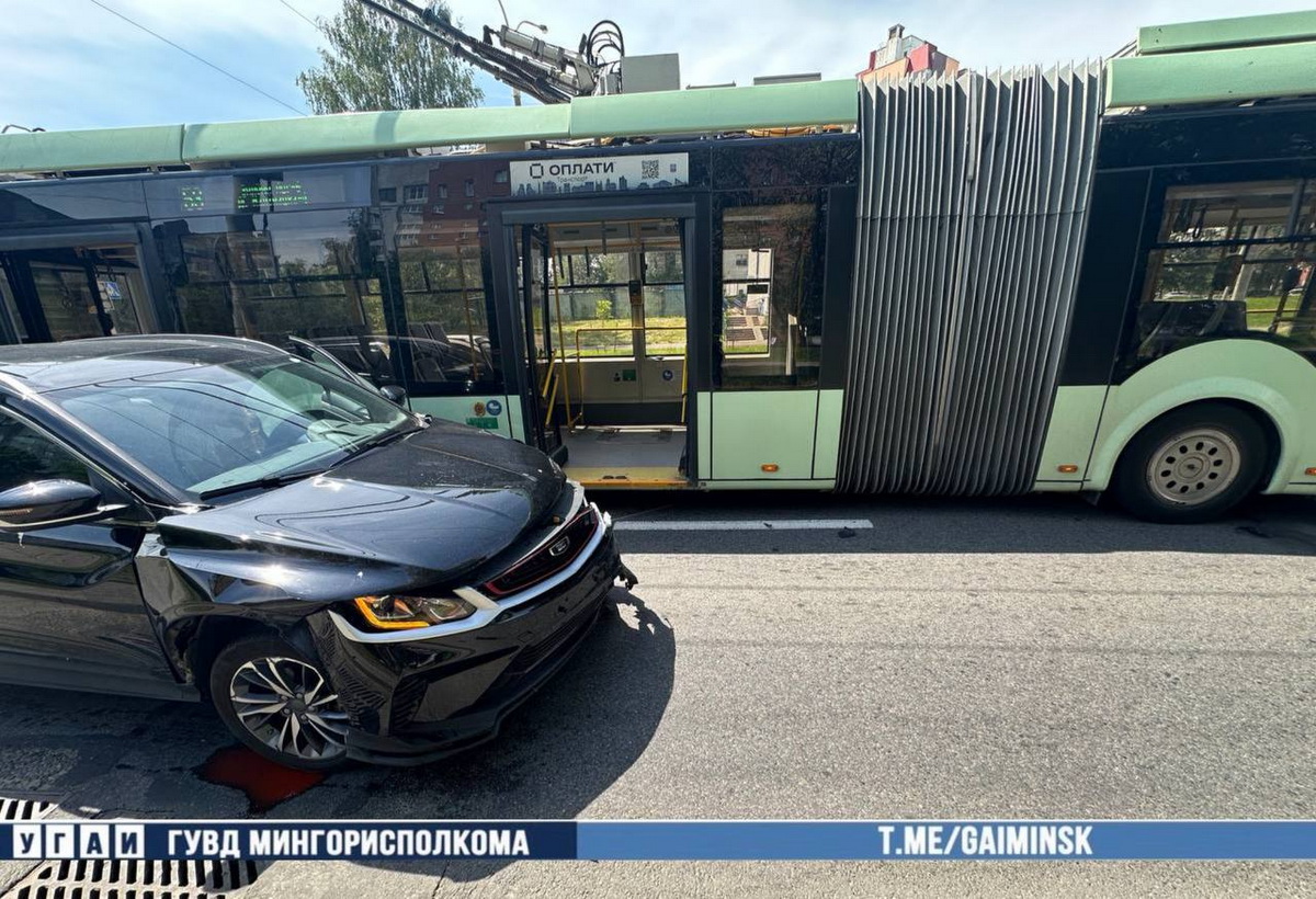 Легковушка влетела в троллейбус в Минске